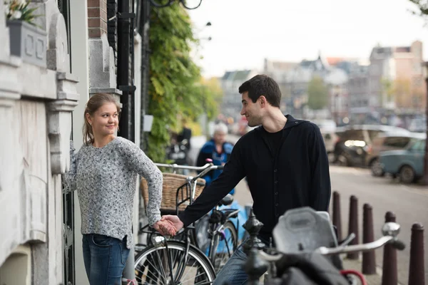 Пара в Амстердаме — стоковое фото