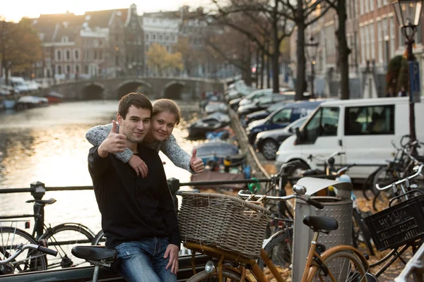Amanti ad Amsterdam al tramonto — Foto Stock