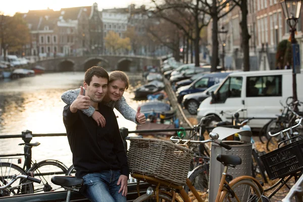 Liebhaber in amsterdam bei Sonnenuntergang — Stockfoto