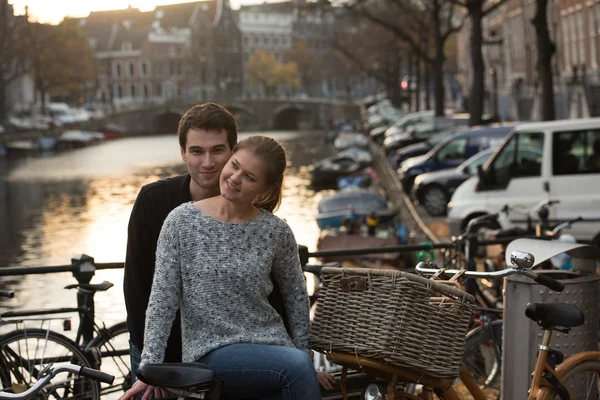 Amanti ad Amsterdam al tramonto — Foto Stock