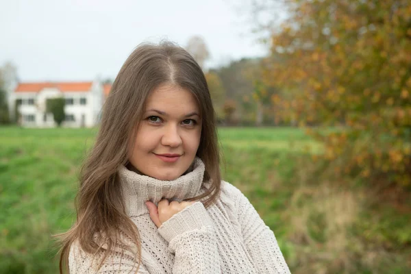 Giovane Donna Nel Parco Fronte Foglie Gialle Stagione Autunnale — Foto Stock