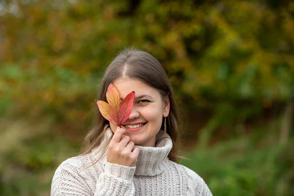 Mujer Joven Parque Frente Las Hojas Amarillas Temporada Otoño — Foto de Stock