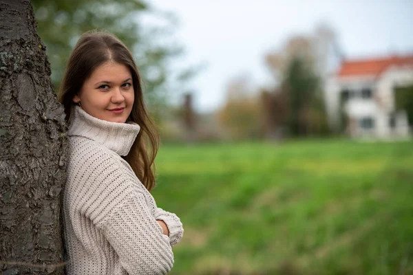 Jonge Vrouw Het Park Voor Gele Bladeren Herfstseizoen — Stockfoto