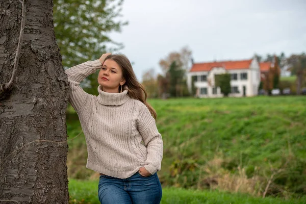 Młoda Kobieta Parku Przed Żółtymi Liśćmi Sezon Jesienny — Zdjęcie stockowe