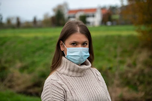 Giovane Donna Nel Parco Indossa Maschera Protettiva Durante Pandemia Covid — Foto Stock