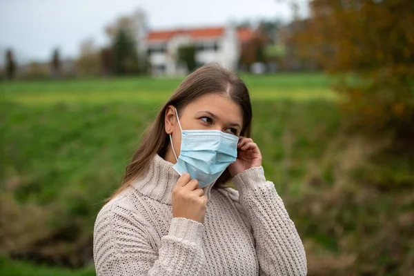 Giovane Donna Nel Parco Indossa Maschera Protettiva Durante Pandemia Covid — Foto Stock