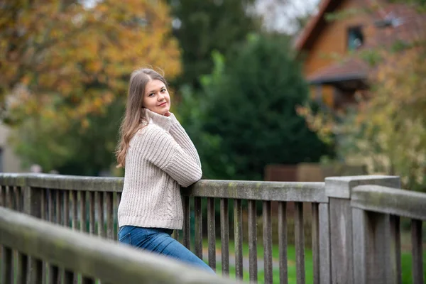 Jonge Aantrekkelijke Vrouw Staan Brug Het Park Voorkant Van Gele — Stockfoto