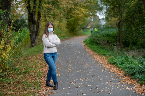 Νεαρή Γυναίκα Στο Πάρκο Φοράει Προστατευτική Μάσκα Κατά Διάρκεια Της — Φωτογραφία Αρχείου