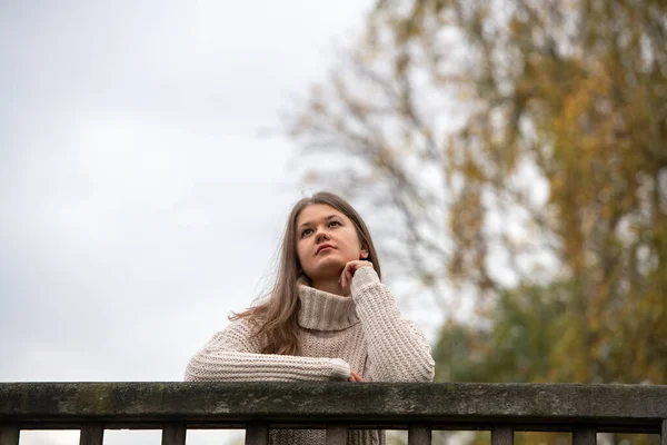 Jonge Aantrekkelijke Vrouw Staan Brug Het Park Voorkant Van Gele — Stockfoto