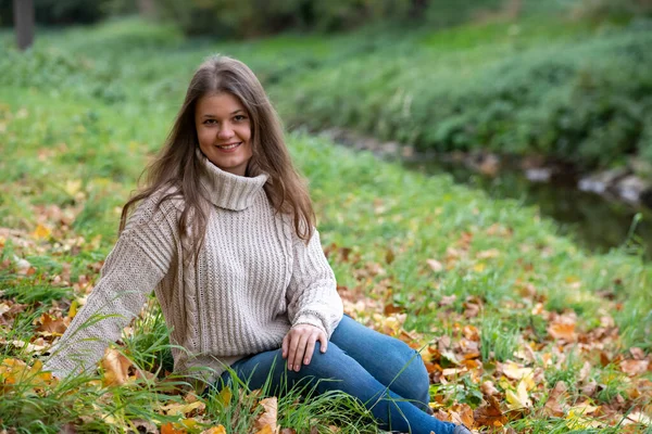 Ung Kvinna Parken Framför Gula Löv Höstsäsong — Stockfoto