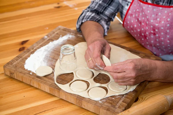 Donna anziana che fa biscotti — Foto Stock