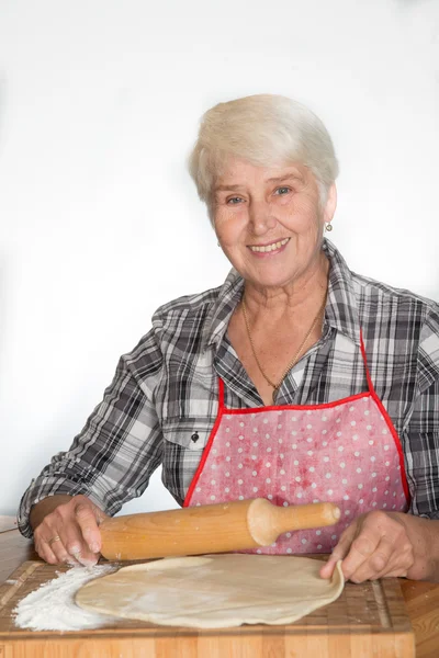 Seniorin backt Plätzchen — Stockfoto