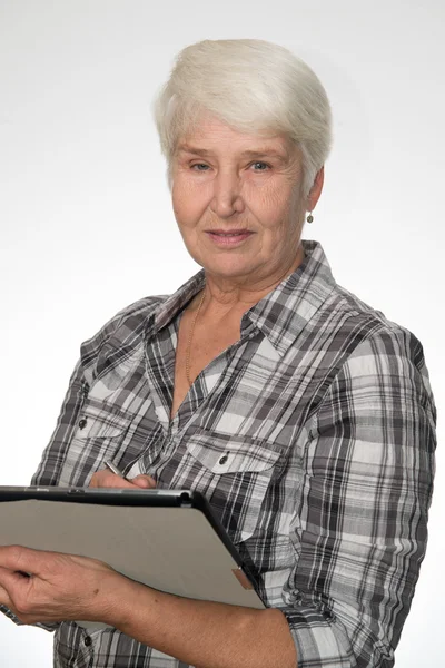 Frau arbeitet mit Tablet-PC — Stockfoto