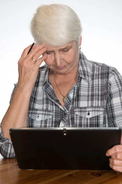 Frau arbeitet mit Tablet-PC — Stockfoto