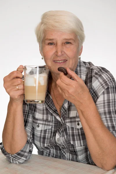 Starszy kobieta pije kawę — Zdjęcie stockowe