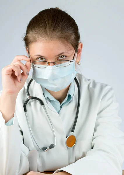 Médico usando máscara — Fotografia de Stock