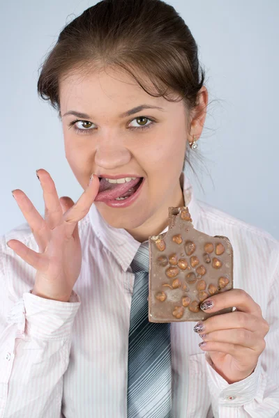 Γυναίκα των επιχειρήσεων τρώει σοκολάτα — Φωτογραφία Αρχείου