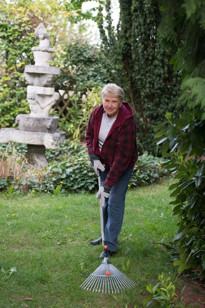 Seniorin bei der Gartenarbeit — Stockfoto