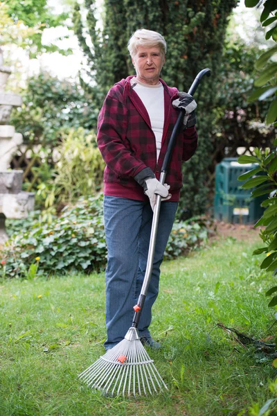 Seniorin bei der Gartenarbeit — Stockfoto