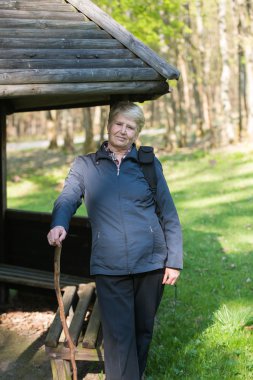 Ormanın içinde kadın kıdemli