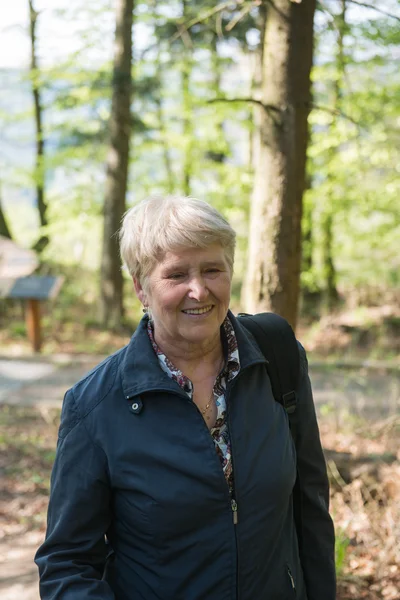 Senior vrouw lopen — Stockfoto