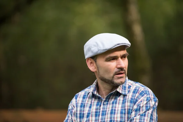 Hombre con gorra —  Fotos de Stock