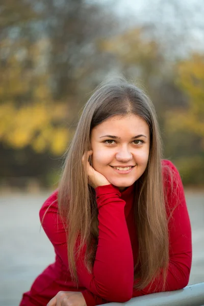 Retrato de uma menina bonita no parque de outono — Fotografia de Stock