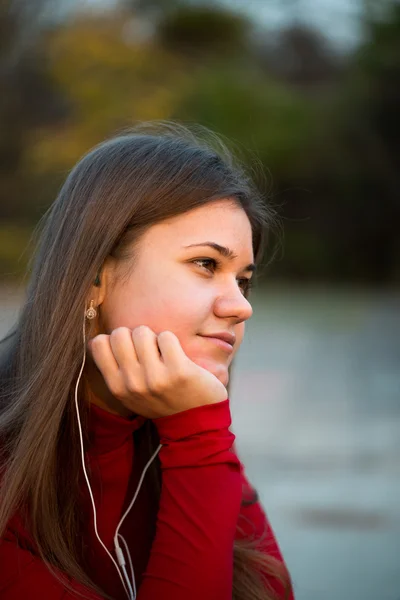 Mulher ouvindo música — Fotografia de Stock