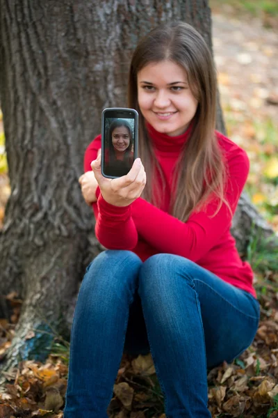 Ung kvinna tar foto — Stockfoto