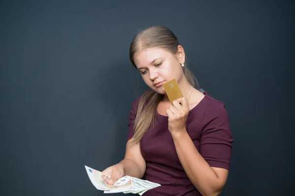 Donna con carta di credito e denaro — Foto Stock