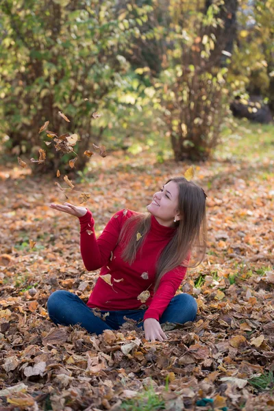 Meisje in de herfst park — Stockfoto