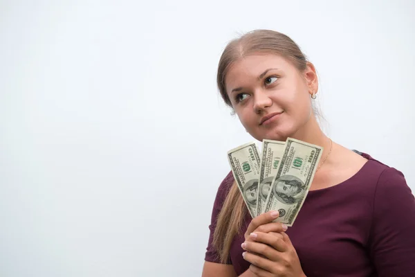 Mujer joven sosteniendo dólares en la mano — Foto de Stock