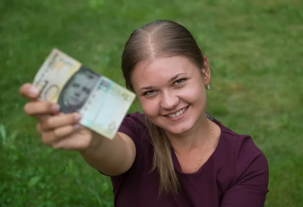 Mujer con billete de franco suizo — Foto de Stock