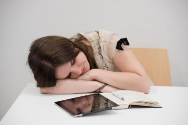 sınıfta uyuyan kız öğrenci