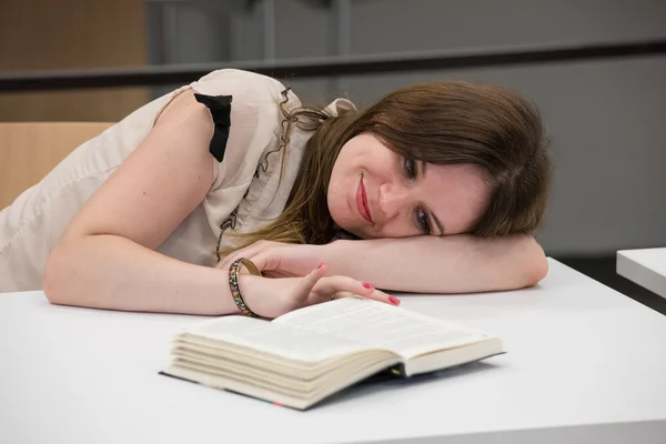 Kobiet student leżącego — Zdjęcie stockowe