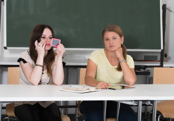 Dois estudantes que estudam e aprendem na universidade — Fotografia de Stock