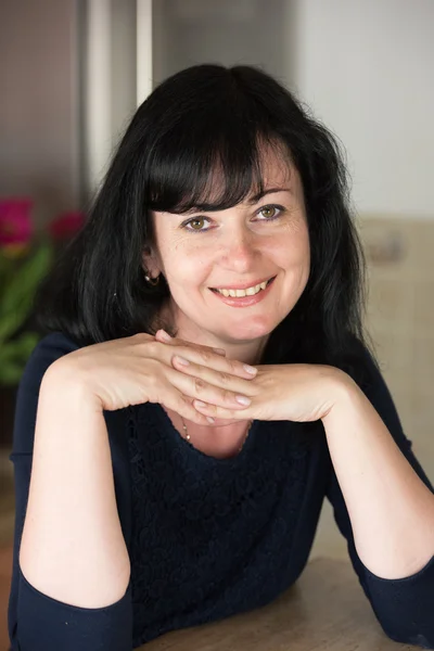 Retrato de mulher sorridente na cozinha — Fotografia de Stock