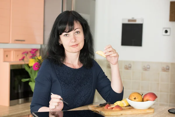 Kobieta w kuchni z tabletem — Zdjęcie stockowe