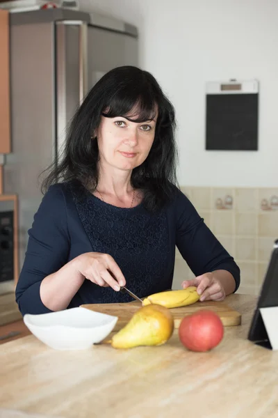 Успішна жінка готує здоровий сніданок — стокове фото