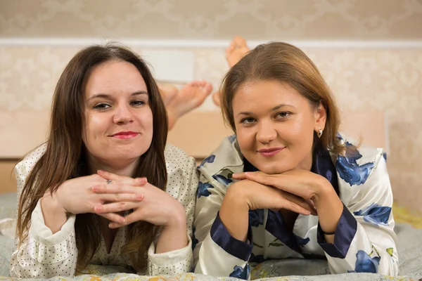 Girlfriends laying in bed — Stock Photo, Image