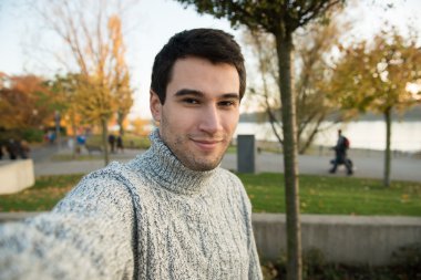 Genç adam selfie yapma