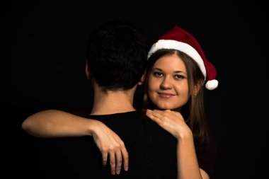 genç bir çift siyah arka plan üzerine