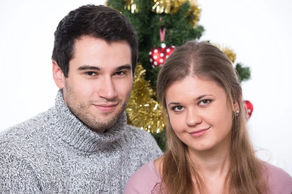 Jovem casal e árvore de Natal — Fotografia de Stock