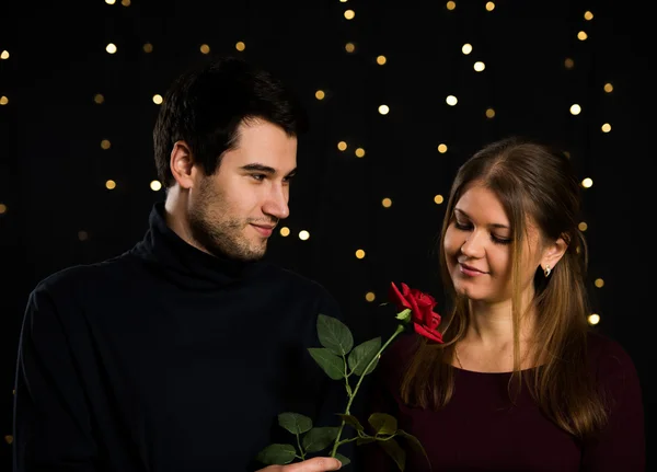 Jovem casal apaixonado — Fotografia de Stock