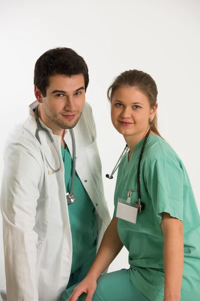 Médicos jóvenes, hombre y mujer —  Fotos de Stock