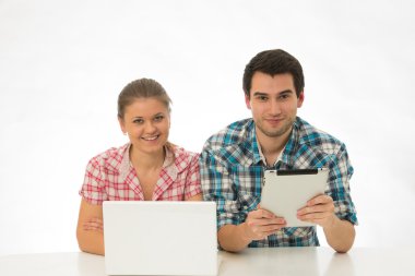 tablet ve pc ile genç Çift