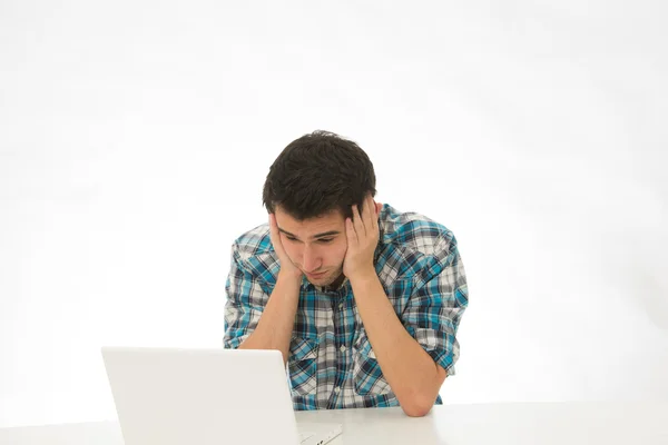 Man in check shirt met laptop — Stockfoto