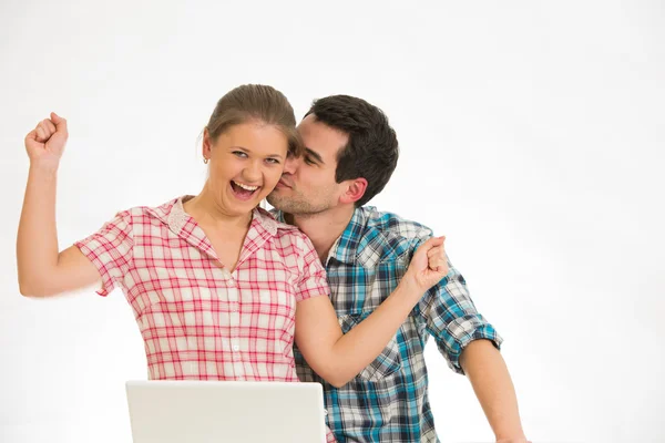 Pareja joven con portátil — Foto de Stock