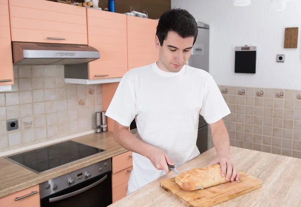 Homem cortando pão — Fotografia de Stock