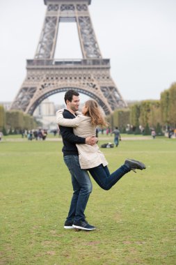 Paris 'teki genç çift